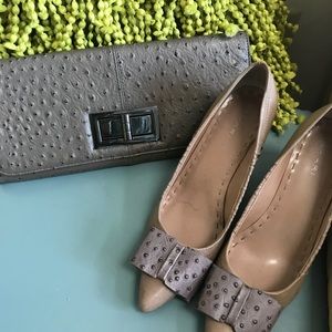 TAHARI BOW HEELS with matching purse